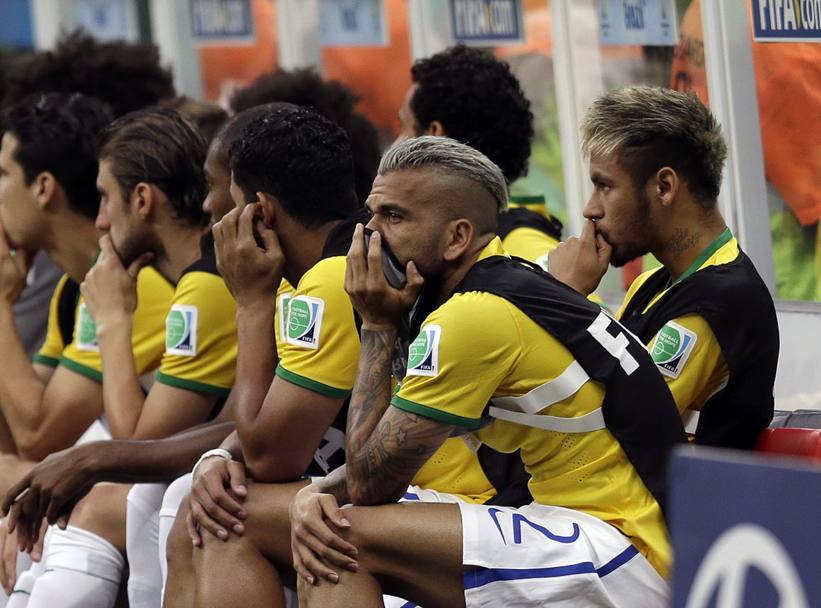 Dani Alves e Neymar hanno gli occhi sbarrati... LaPresse
